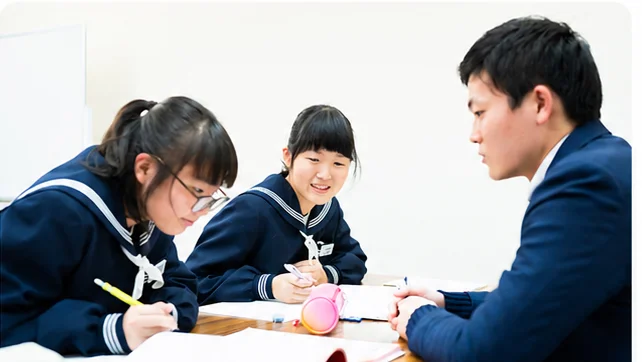 CONNECTの教室で、講師と一緒に学習に取り組む中学生の様子。